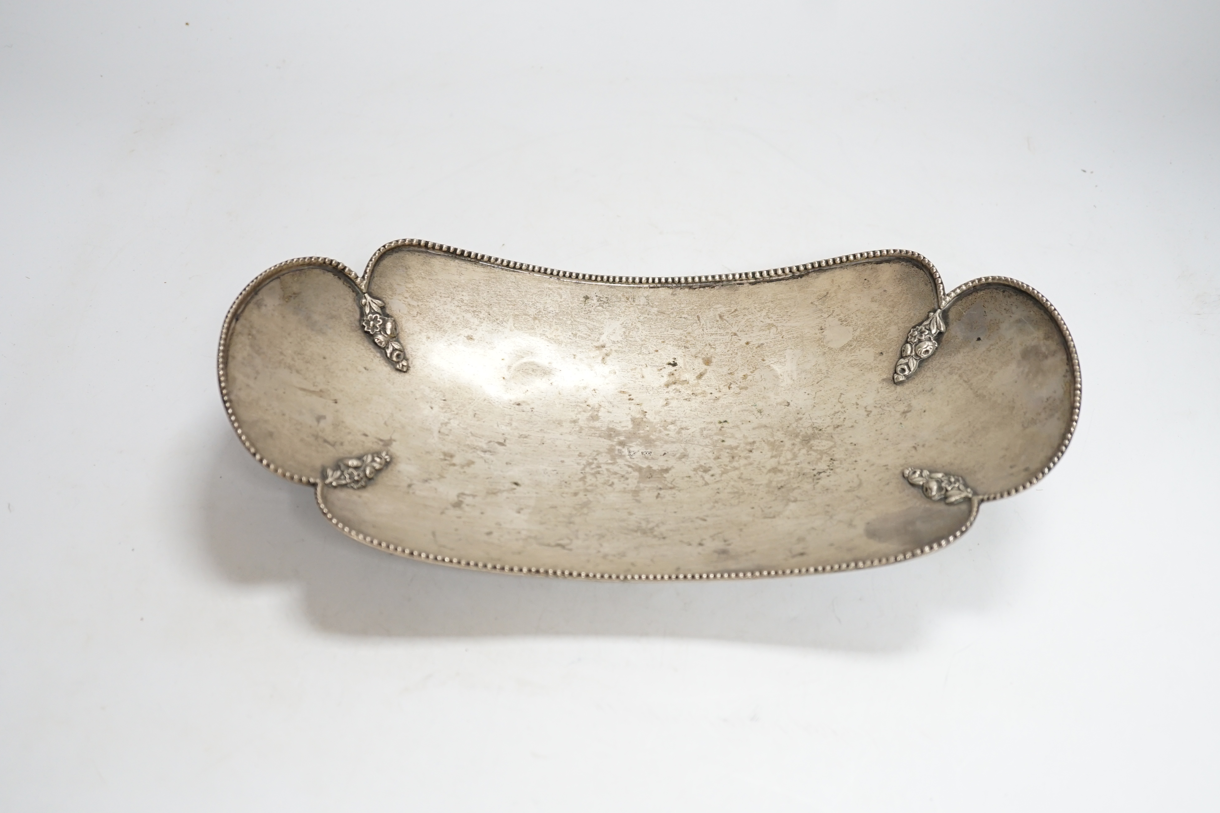 A continental 900 standard white metal boat shaped dish, 28.5cm, 9.3oz